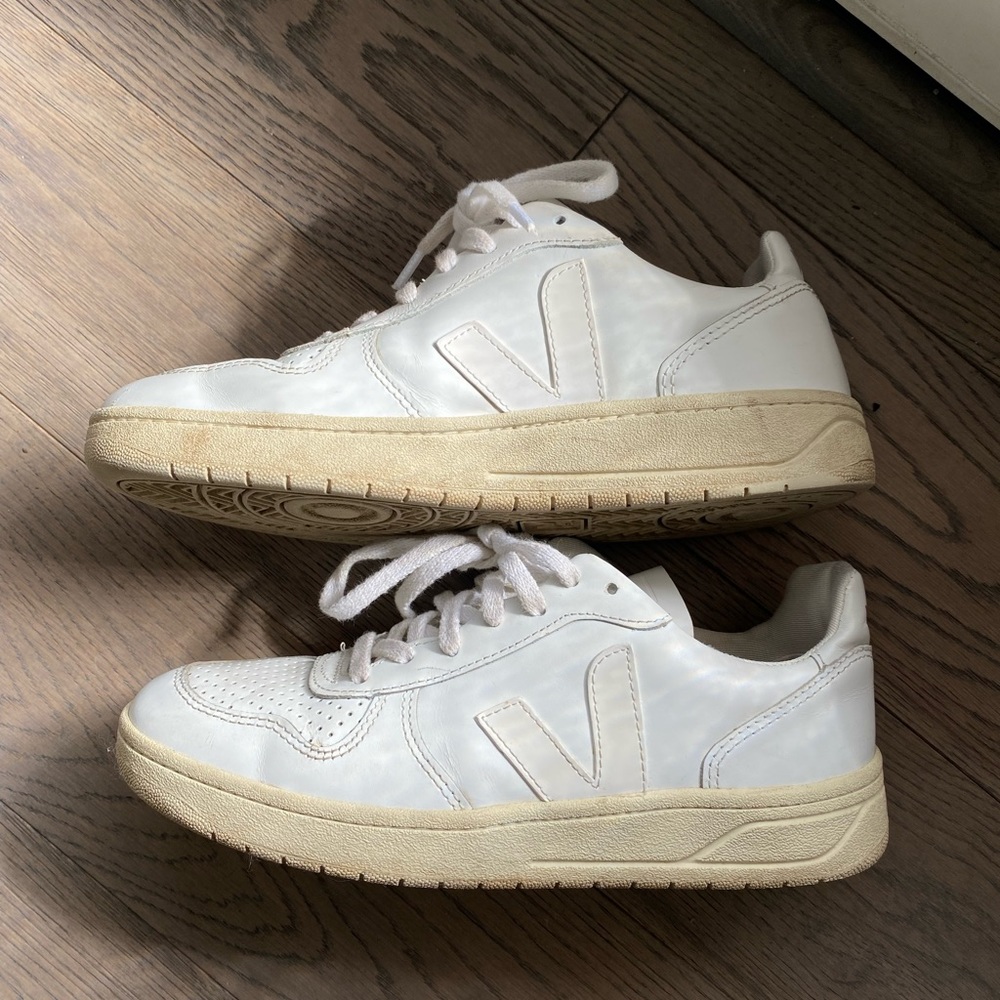 veja retro style vegan leather sneaker size 7
